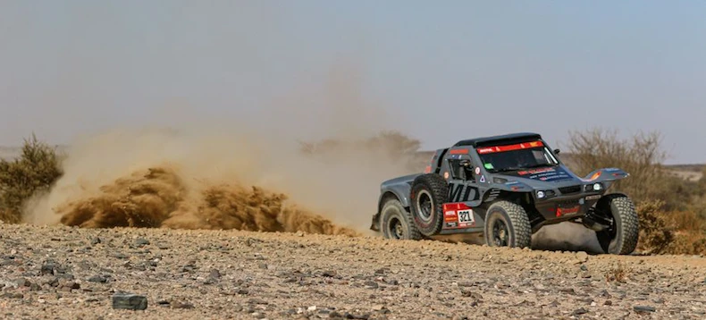Dakar 2021, voiture 321 sur les dunes de sables. Équipage sponsorisé par Diframa - Huiles Exoil