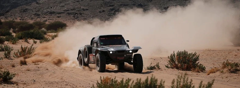 Dakar 2021, voiture sur les dunes de sables. Équipage sponsorisé par Diframa - Huiles Exoil