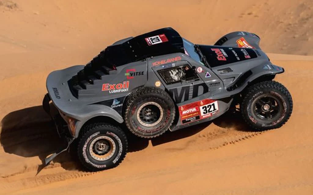 Dakar 2021, voiture 321 sur les dunes de sables. Équipage sponsorisé par Diframa - Huiles Exoil