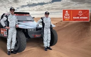 Dakar 2021, voiture 321 sur les dunes de sables. Équipage sponsorisé par Diframa - Huiles Exoil - Dominique Housieaux et Simon Vitse