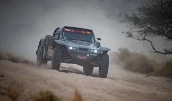 Dakar 2021, voiture sur les dunes de sables. Équipage sponsorisé par Diframa - Huiles Exoil